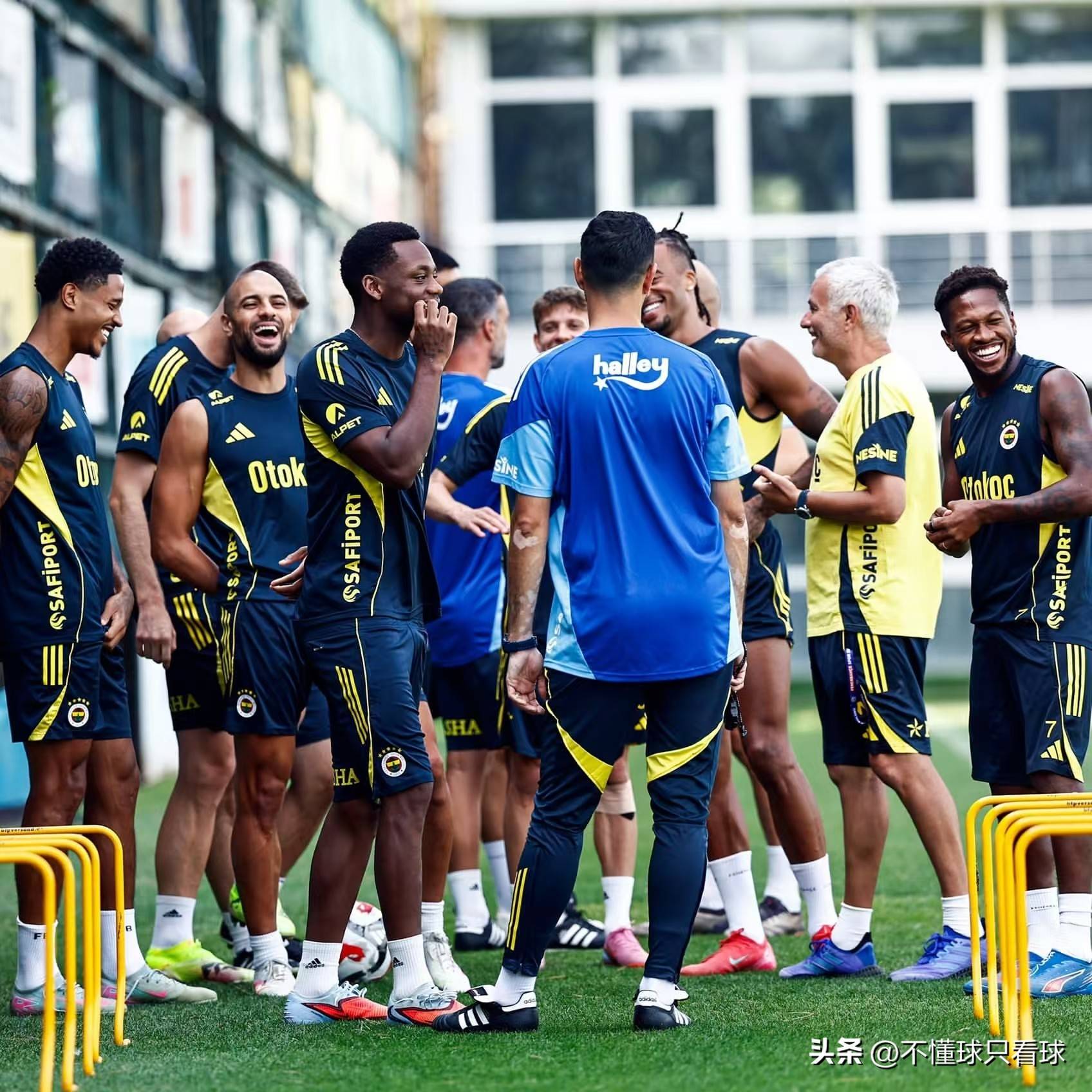 yy易游包含欧联今夜走向成谜，洛杉矶湖人战术微调，态度坚定，年轻球员得到机会的词条